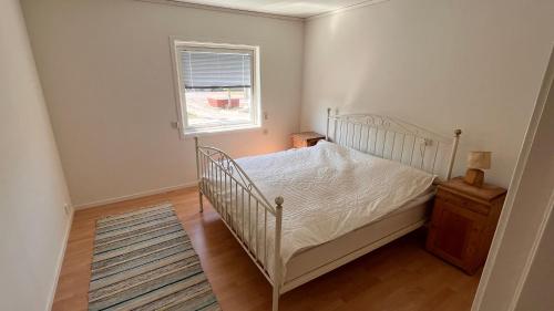 Un pat sau paturi într-o cameră la Ellös Holiday apartment