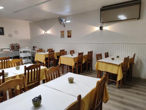 Un comedor vacío con mesas y sillas. en Residencial Centro Comercial Avenida Bragashopping, en Braga