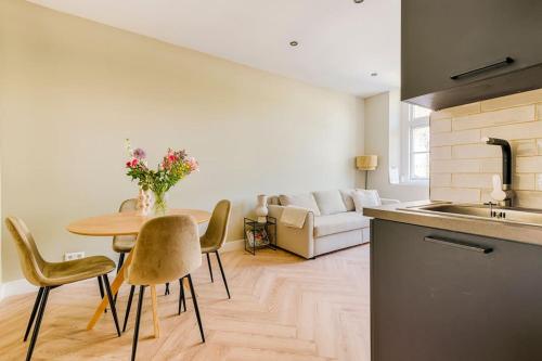 eine Küche und ein Wohnzimmer mit einem Tisch und Stühlen in der Unterkunft Old Town City Centre Apartment in Nijmegen