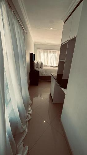 The Hide in Sandtonにあるベッド