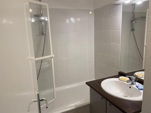 une salle de bain avec une douche, un lavabo et une baignoire dans l'établissement residence les rives marines bassin d arcachon, au Teich