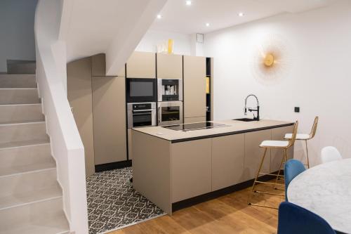 une cuisine avec un évier et un plan de travail dans l'établissement Maison Elenoire, à Saint-Tropez