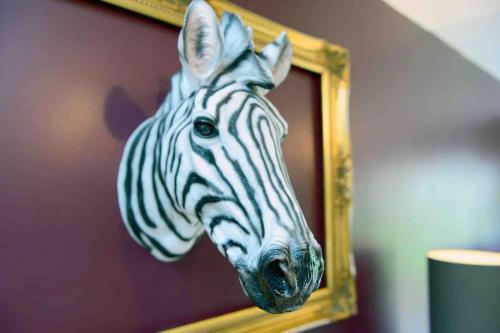 ein Bild eines Zebrakopfes im Spiegel in der Unterkunft 1 Bedroom Apartment -Sleeps 3- Big Savings On Long Stays! in Kent