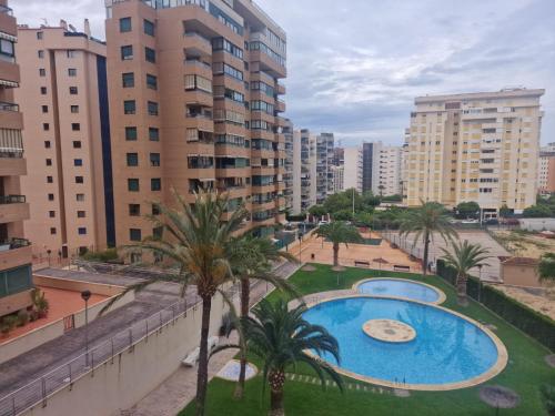 Výhled na bazén z ubytování Apartamento Veramar nebo okolí