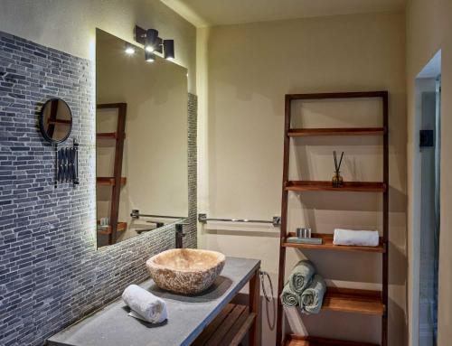 サン・ホアン・デ・ラブリチャにあるGare du Nordのバスルーム(シンク、大きな鏡付)