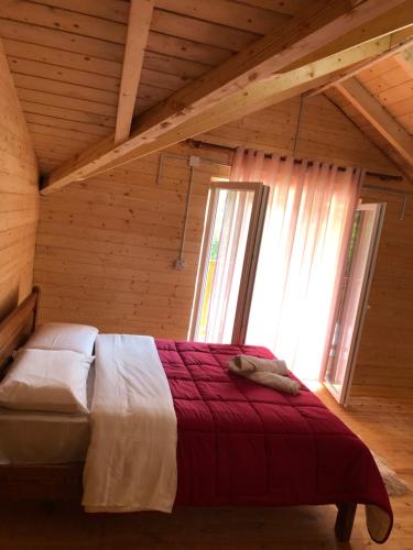 Кровать или кровати в номере Livadhi Guesthouse Komani Lake