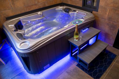 Photo de la galerie de l'établissement Le Charme Martégal Suite/Spa, à Martigues