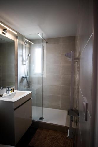 une salle de bain avec une douche, un lavabo et une baignoire dans l'établissement Cap d'Agde Suit'Appart T1 Pinède 26 m2 balcon 10 m2, au Cap d'Agde