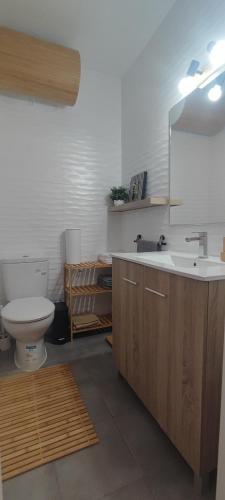 a bathroom with a toilet and a sink at Apartamento el Boquerón 3 in Torre del Mar