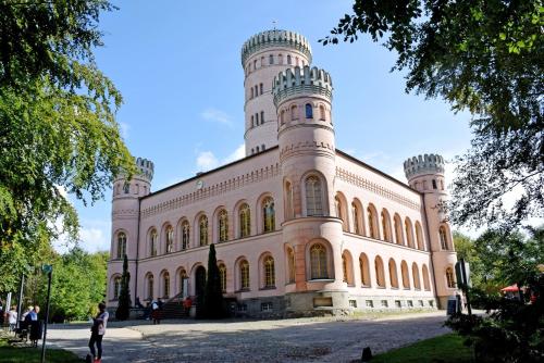 duży budynek z wieżą na górze w obiekcie 3-Raum-Maisonette-Wohnung mit Südbalkon w mieście Blieschow