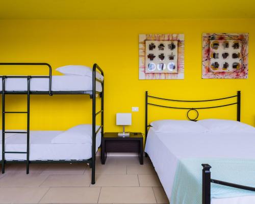 Cama ou camas em um quarto em Eliopoli Beach Hostel & Restaurant