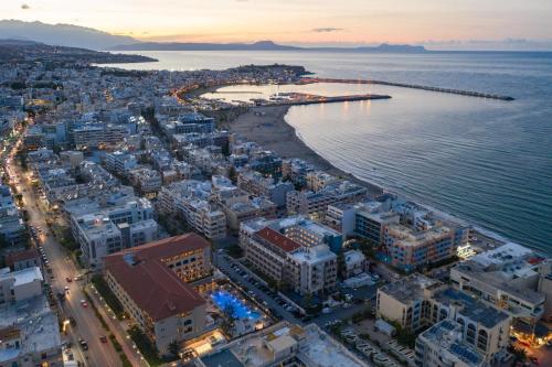 uma vista aérea de uma cidade e do oceano em Theartemis Palace em Rethymno Town