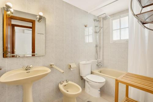 Imperial Puerto 2 3F By IVI Real Estate في توريمولينوس: حمام أبيض مع حوض ومرحاض
