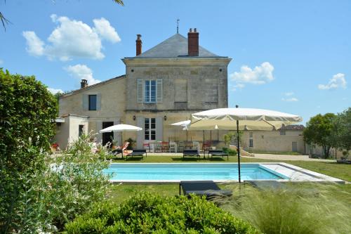 an external view of a house with a swimming pool at Maison Groleau in Mombrier