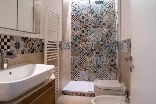 een badkamer met een wastafel, een toilet en een douche bij Casa dell'Arengo in Grado