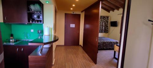 Villa Koulouridi في ذاراتسو: غرفة مع حوض وغرفة مع سرير
