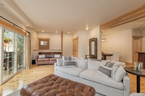 sala de estar con sofá y mesa en Bavarian Mountain Suite Condo by NW Comfy Cabins en Leavenworth