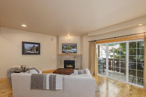 a living room with a couch and a fireplace at Bavarian Mountain Suite Condo by NW Comfy Cabins in Leavenworth