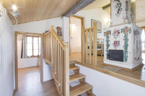 een kamer met een trap en een open haard in een huis bij Casa Ursic Castello in Oblizza