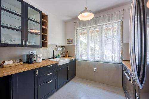 Enolabee Harbour View Apartment - Happy Rentals