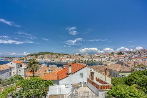 Enolabee Harbour View Apartment - Happy Rentals