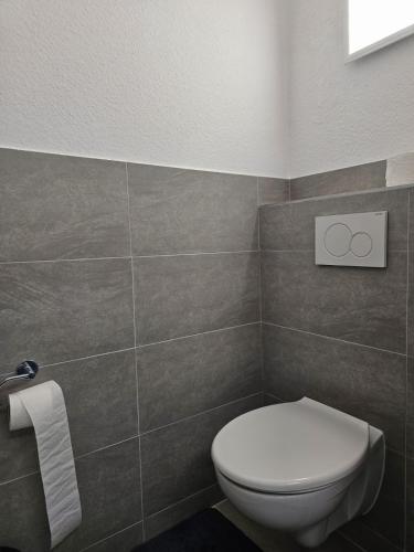 a bathroom with a toilet and a towel at ELW sonnig,Terasse, bis zu 13 Schlafpl. in Obergröningen