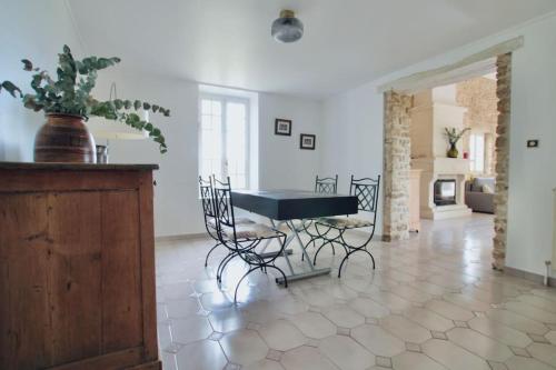 - un salon avec une table et des chaises dans l'établissement Maison Provençale, Piscine, Charme et Tranquillité, à Salernes