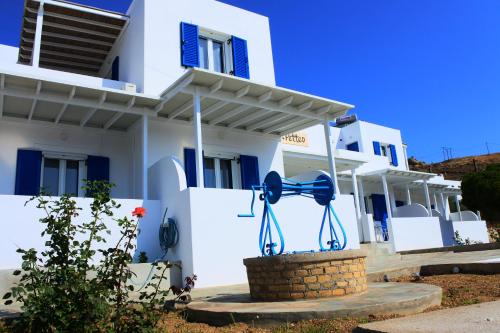 a building with a blue and white at Petteo Serifos in Livadakia