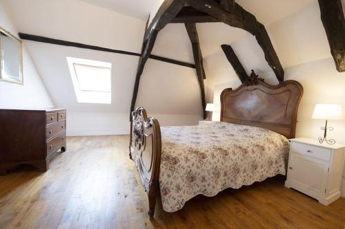 ein Schlafzimmer mit einem großen Bett und Holzboden in der Unterkunft 19th century house, 6 bedrooms with 6 bathrooms, private pool & garden in Peyzac-le-Moustier