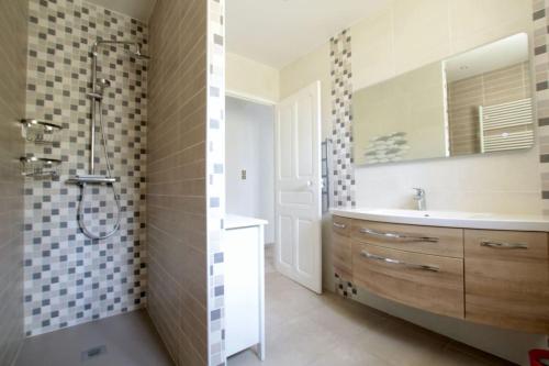 La salle de bains est pourvue d'une douche, d'un lavabo et d'une baignoire. dans l'établissement Maison Provençale, Piscine, Charme et Tranquillité, à Salernes