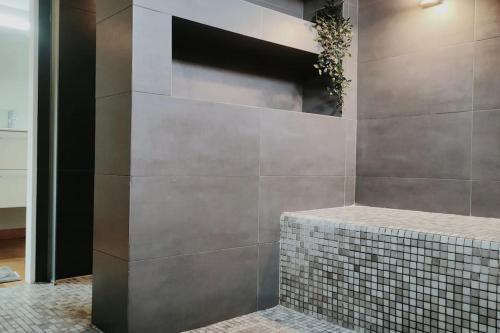 a bathroom with a tiled wall with a sink at Gran casa pareada con piscina en Vigo. Playa: 9min in Vigo