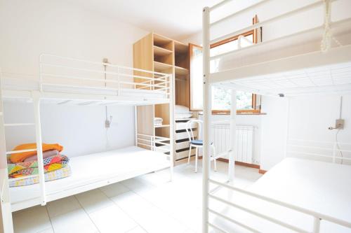 מיטה או מיטות קומותיים בחדר ב-Il Terrazzo di Lucrezia - Goelba