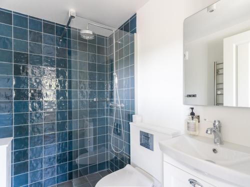 un bagno con doccia, WC e lavandino di Sjælegård Countryside Lodge ad Allinge