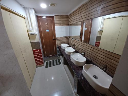 Koupelna v ubytování Haritha Apartments, Helpful Staff, Near Bus & Railway Station, Geyser, TV, Best priced Family-Only Apartments in Tirupati, Big Families, Groups Welcome