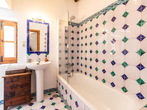 a bathroom with a sink and a tub and a toilet at Molino Bajo in Melegis