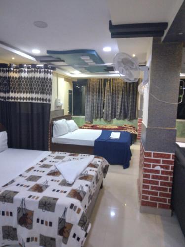 Postel nebo postele na pokoji v ubytování Haritha Apartments, Helpful Staff, Near Bus & Railway Station, Geyser, TV, Best priced Family-Only Apartments in Tirupati, Big Families, Groups Welcome