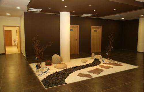 een lobby met een tapijt met dieren erop bij Family Studio Alex⅋Marry in Razlog