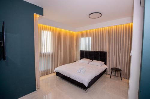 een slaapkamer met een bed in een kamer bij Infinity Luxury Penthouse Ashkelon in Ashkelon