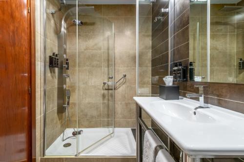 A bathroom at Exe Doña Carlota