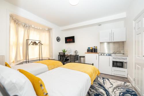 2 camas en una habitación con cocina en Brinton's Road - Modern Studio Apartments in City Centre en Southampton