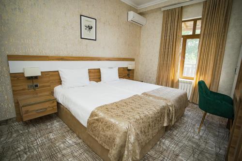 Ένα ή περισσότερα κρεβάτια σε δωμάτιο στο LakeSide Hotel & Spa