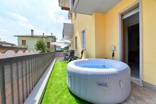 a hot tub sitting on the side of a balcony at Pearl House - Sirmione Holiday - Jacuzzi Privata in Sirmione