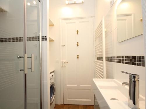 une salle de bain avec un lavabo et une machine à laver dans l'établissement T1 splendide avec balcon et WIFI - 4 personnes - FR-1-608-46, à Le Mont-Dore