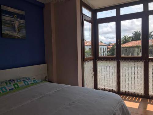 1 dormitorio con cama y ventana grande en La casina del Oriente, en Colombres