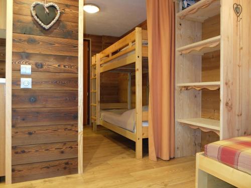 - une chambre avec 2 lits superposés dans une cabine dans l'établissement Studio rénové proche pistes, balcon, animaux acceptés - FR-1-502-478, à Tignes