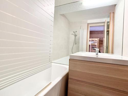 une salle de bain avec un lavabo et une baignoire dans l'établissement Studio rénové proche pistes, balcon, animaux acceptés - FR-1-502-478, à Tignes