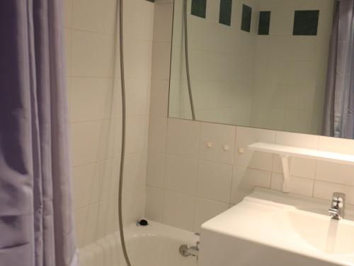 une salle de bain avec une douche, des toilettes et un lavabo dans l'établissement Studio Confortable Proche des Pistes et Commerces avec Balcon, Tignes Le Lavachet - FR-1-502-514, à Tignes