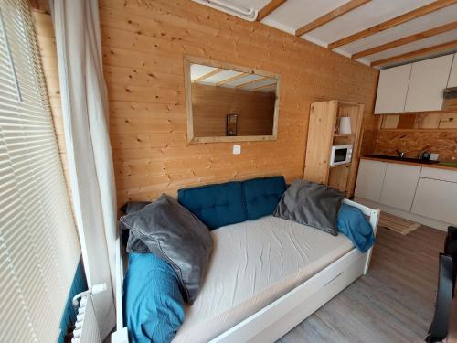 une petite chambre avec un canapé bleu dans une maison dans l'établissement Studio cosy 4 pers proche pistes, balcon, casier à ski - FR-1-516-204, à Les Deux Alpes