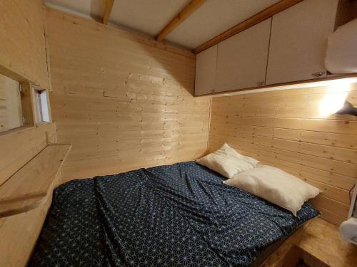 une chambre avec un lit dans une pièce en bois dans l'établissement Studio cosy 4 pers proche pistes, balcon, casier à ski - FR-1-516-204, à Les Deux Alpes