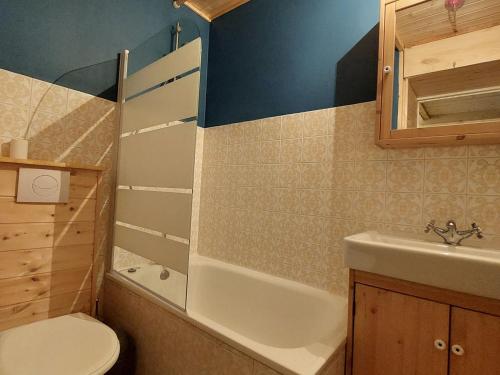 une salle de bain avec toilettes, lavabo et baignoire dans l'établissement Studio cosy 4 pers proche pistes, balcon, casier à ski - FR-1-516-204, à Les Deux Alpes